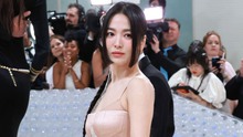 “Nữ thần” Song Hye Kyo xinh đẹp lộng lẫy, thu hút vạn ánh nhìn trên thảm đỏ Met Gala 