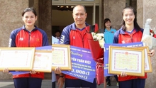 HLV Tuấn Kiệt và 2 tuyển thủ bóng chuyền nữ Việt Nam được thưởng lớn sau khi trở về từ SEA Games 32