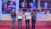 NSND Thúy  Mùi, nhiếp ảnh gia Nguyễn Đình Toán nhận giải thưởng  Đào Tấn 2022