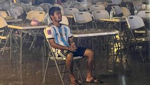 Xót xa khoảnh khắc fan Campuchia thất thần ngồi dưới mưa sau khi đội nhà hòa cay đắng ở SEA Games
