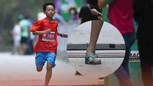 Cậu nhóc 11 tuổi đi dép lê chạy vô địch giải 5km gây sốt cộng đồng mạng, cha mẹ nói gì?