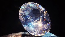 Viên kim cương khét tiếng nhất thế giới trên vương miện nữ hoàng Anh không được xuất hiện trong lễ đăng quang của Vua Charles