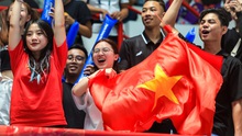 Hot tiktoker Hà 'mã tấu' cổ vũ cực sung, nhảy lên ăn mừng khi đội tuyển bóng rổ nữ Việt Nam thắng Thái Lan