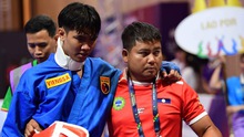 VĐV Việt Nam hạ knock-out khiến đối thủ trật cổ, trợ lý mắt rưng rưng dìu VĐV Lào rời khỏi sàn đấu