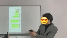 Thầy giáo quên tắt máy chiếu vẫn vô tư lướt mạng, toàn bộ nội dung từ điện thoại hiện trên bảng lớn khiến học sinh không dám nhìn thẳng