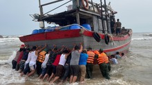 Thừa Thiên – Huế: Huy động lực lượng cứu hộ 2 tàu cá bị ảnh hưởng của giông lốc
