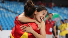 Nữ VĐV điền kinh Việt Nam bật khóc nức nở sau chiến thắng nghẹt thở trước Thái Lan