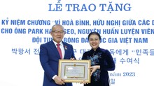 Trao Kỷ niệm chương vì hòa bình, hữu nghị giữa các dân tộc tặng ông Park Hang-seo