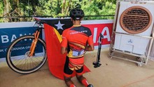 Cám cảnh VĐV đua xe đạp Timor Leste vừa thi đấu vừa tự sửa xe tại SEA Games 32
