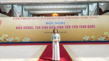Nguyễn Thị Oanh duyên dáng với áo dài khi vinh dự nhận bằng khen từ Thủ tướng