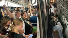 Tàu điện ở Paris tắc nghẽn, hàng trăm hành khách mắc kẹt dưới lòng đất