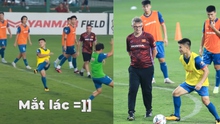 Quang Hải thể hiện tuyệt kỹ chuyền bóng đẳng cấp lừa Quốc Việt và Hải Huy trước mắt HLV Troussier