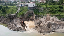 Hình ảnh mực nước sông Đà cạn kỷ lục