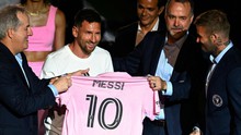 Messi ra mắt Inter Miami hoành tráng dù mưa bão, đồng chủ tịch Beckham suýt ngã vì trượt chân