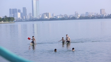 Người dân Thủ đô đổ xô ra Hồ Tây tắm 'giải nhiệt' vì nắng nóng