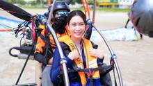 Hoa hậu Ban Mai chơi dù lượn, hưởng ứng Ngày hội môi trường biển ở Đà Nẵng