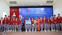 Tặng thưởng cho VĐV, HLV điền kinh giành huy chương SEA Games 32