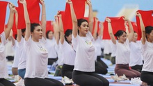 Dàn Hoa hậu, Á hậu cùng 5.000 người đồng diễn yoga, xếp hình lá cờ Tổ quốc