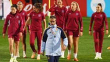 Cầu thủ nữ Tây Ban Nha phớt lờ HLV nhà khi ăn mừng, giật mình với sự thực khó tin ở phòng thay đồ đội tuyển