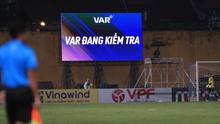 FIFA bất ngờ hỗ trợ thêm hai xe VAR cho bóng đá Việt Nam