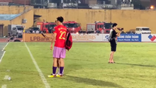 Bùi Tiến Dũng lủi thủi một mình trong ngày CAHN ăn mừng vô địch V-League