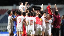 Cầu thủ U23 Việt Nam 'công kênh' HLV Hoàng Anh Tuấn, mừng vô địch U23 Đông Nam Á