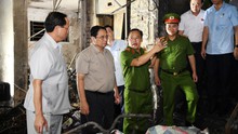 Thủ tướng Phạm Minh Chính kiểm tra hiện trường, thăm các nạn nhân đang cấp cứu sau vụ cháy chung cư mini ở Thanh Xuân, Hà Nội