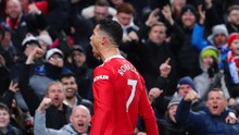 VIDEO Fan MU liên tục hát vang tên Ronaldo ở trận thua Brighton?