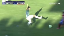 Cầu thủ ở Honduras bị đuổi vì vào bóng bằng cả hai chân khiến hai... đồng đội chấn thương 