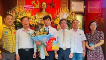 Nguyễn Trần Duy Nhất nhận vinh dự lớn khi được kết nạp Đảng