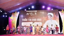 Hoa hậu Ban Mai mang Tết Trung thu đến cho trẻ em ở Chương Mỹ - Hà Nội