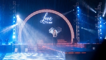 Quang Hà hát trong mưa, khán giả Nha Trang cổ vũ nhiệt tình