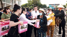 Doanh nhân Phan Thị Mai, Hoàng Kim Khánh trao quà tới bà con khó khăn