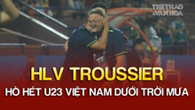 VIDEO HLV Troussier dầm mưa, hò hét U23 Việt Nam không ngừng nghỉ