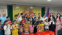 Thuỳ Tiên mang Tết hạnh phúc đến với người gốc Việt tại Campuchia