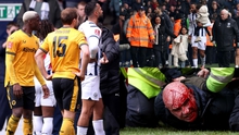 Bạo loạn ở FA Cup, cầu thủ phải ra khỏi sân để giải cứu người thân