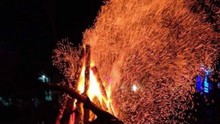 Độc đáo tục lấy lửa đêm 30 Tết ở làng bích họa Cảnh Dương