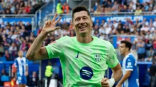 Lewandowski tái sinh: Ôm lấy Lamine Yamal và bắt tay Hansi Flick