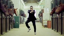 Anh trai nhảy điệu "Gangnam Style"