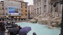 Đài phun nước biểu tượng Trevi ở Rome Italy mở cửa trở lại