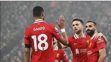 Liverpool ngược dòng ngoạn mục trong màn sương mờ ở Anfield, 'một mình một ngựa' trên đỉnh Ngoại hạng Anh