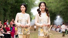 Nam Anh - Nam Em catwalk sóng đôi với áo bà ba