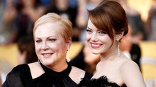 Giải BAFTA 2024: Emma Stone luôn có mẹ phía sau