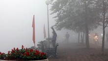 Hình ảnh: Hà Nội chìm trong sương mù dày đặc, chất lượng không khí ở ngưỡng rất xấu