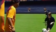 CĐM phát sốt với video Ronaldinho tâng bóng với cậu bé sau này trở thành cầu thủ hay nhất lịch sử