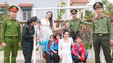 Hoa hậu Phan Kim Oanh tặng sân chơi cho trẻ em vùng biên cương