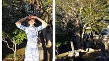 NTK Chế Quyết Tiến mang BST "Trúc Thanh" với hoa lam Bát Tràng sang Nhật