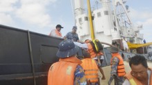 Cứu 4 ngư dân trên tàu bị mắc cạn tại Trường Sa
