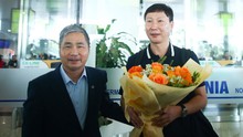 HLV Kim Sang Sik có mặt tại sân bay Nội Bài, bắt đầu hành trình làm HLV trưởng đội tuyển Việt Nam