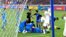 Một cầu thủ bất tỉnh khiến trận Indonesia vs Philippines dừng gần 10 phút, cầu thủ hai đội được khen vì có hành động rất nhân văn